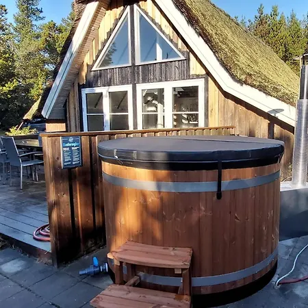Four-bedroom In 39 Holiday home